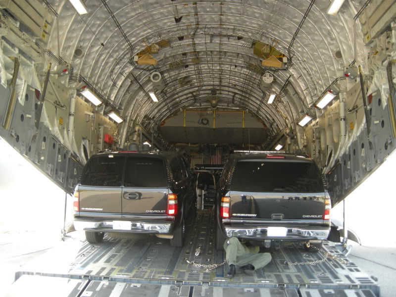 Ngựa thồ C-17 chở theo những gì đến Việt Nam cho TT Trump?